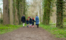 Tijdens de herfstvakantie is deze wandelroute nog leuker! Na de speurtocht staan er poffertjes klaar en laten we de kinderen niet met lege handen naar huis gaan want ze krijgen ook nog een cadeautje!